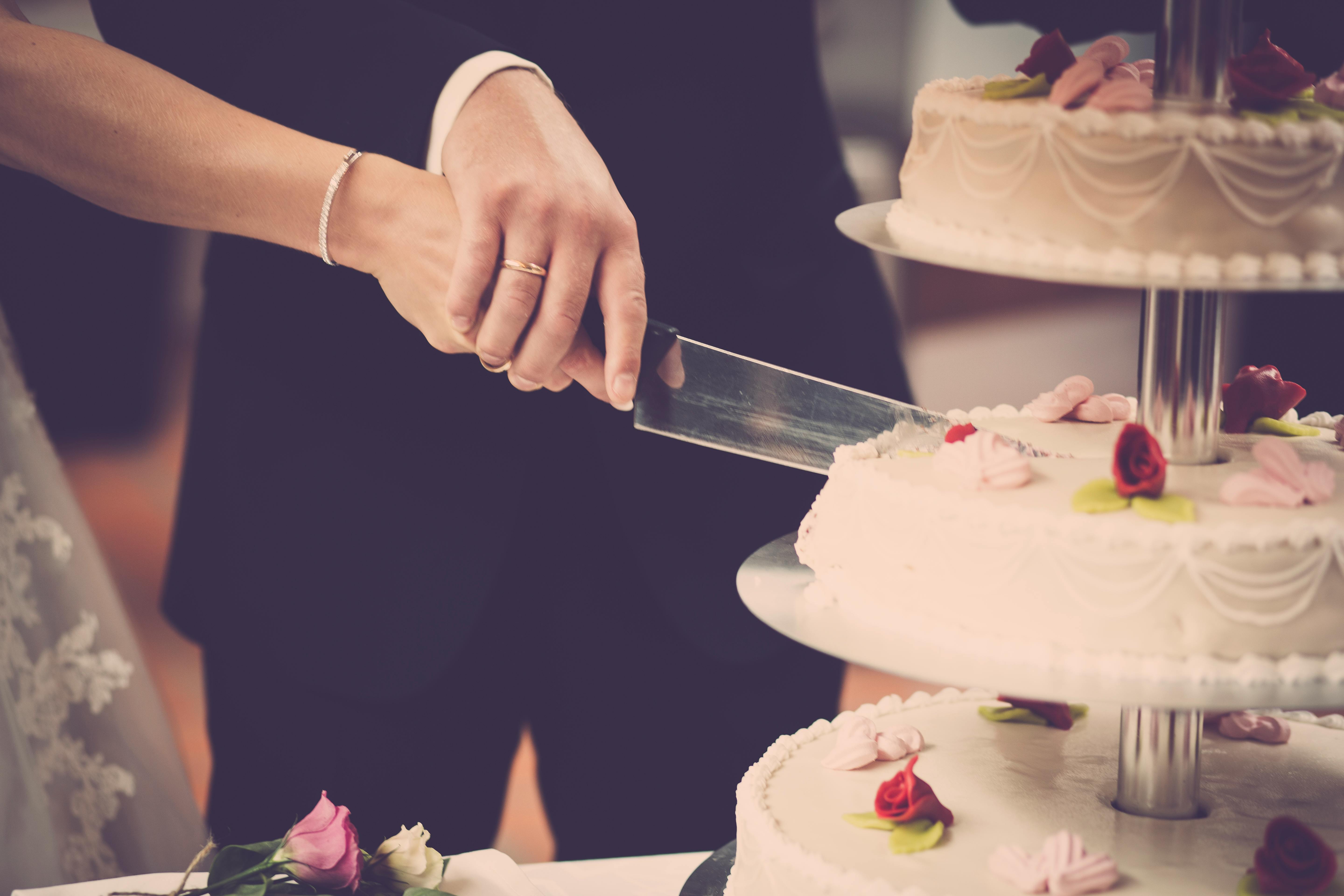 Couple cutting cake